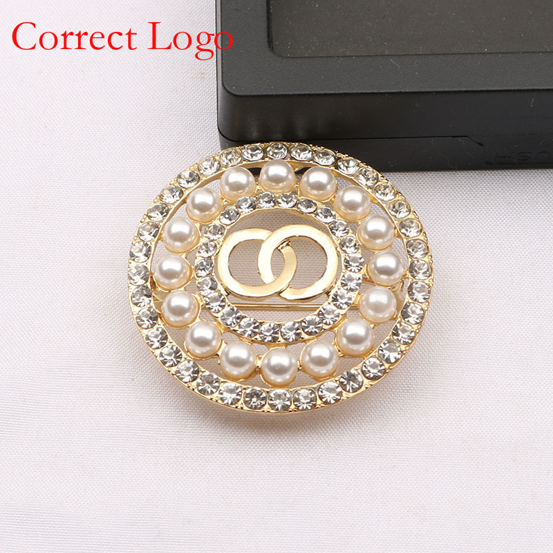 Broche doble C redondo de perlas multicapa de estilo vintage francés de alta calidad para mujer, versátil y elegante, adecuado para trajes de alta calidad y_voghion.com