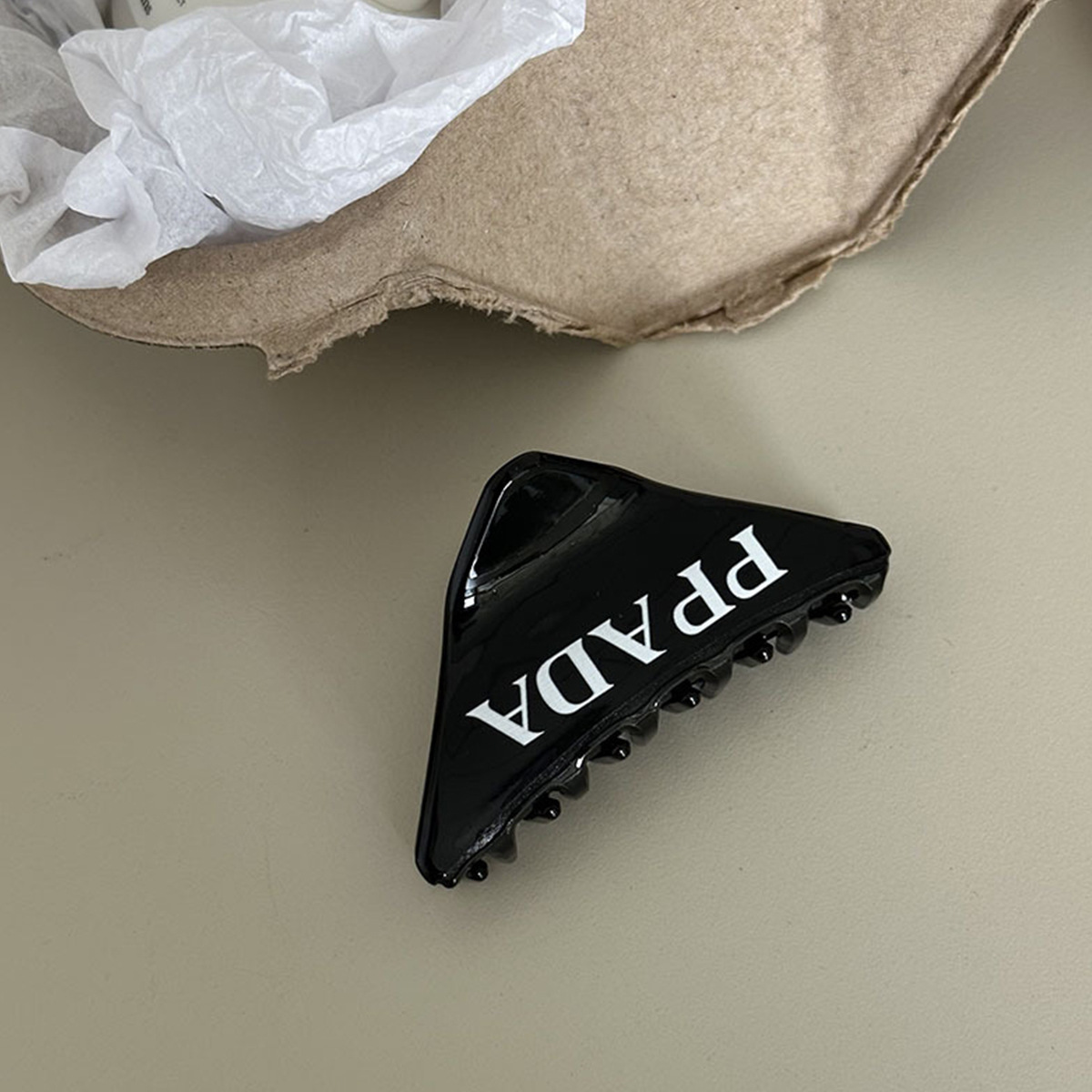 The new trendy letter inverted triangle hair clip with a high ponytail grab clip on the back of the head shark clip is a delicate temperament hair accessory. 