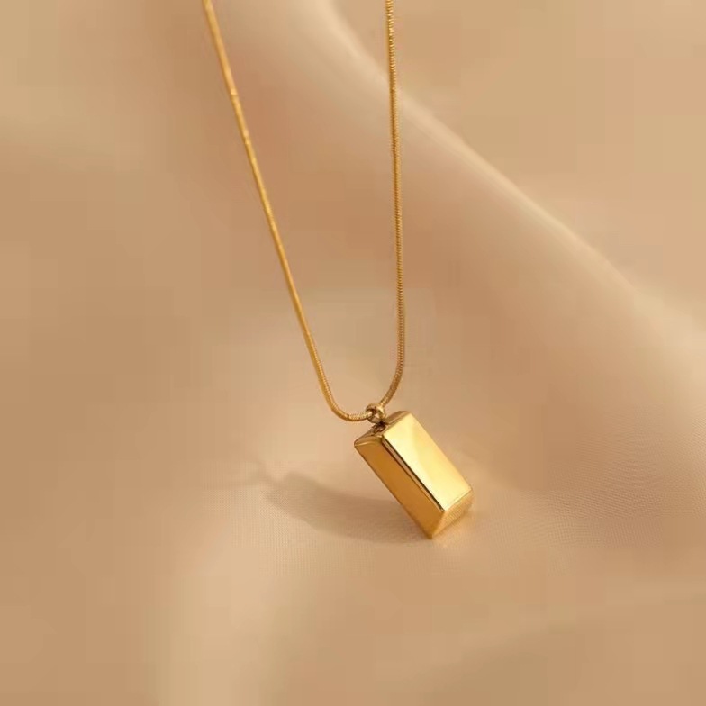 2022 New Necklace Women's Chocolate Brand Square Non-Fading Titanium Steel Light Luxury Niche High-end Sense Ins Cube Sugar