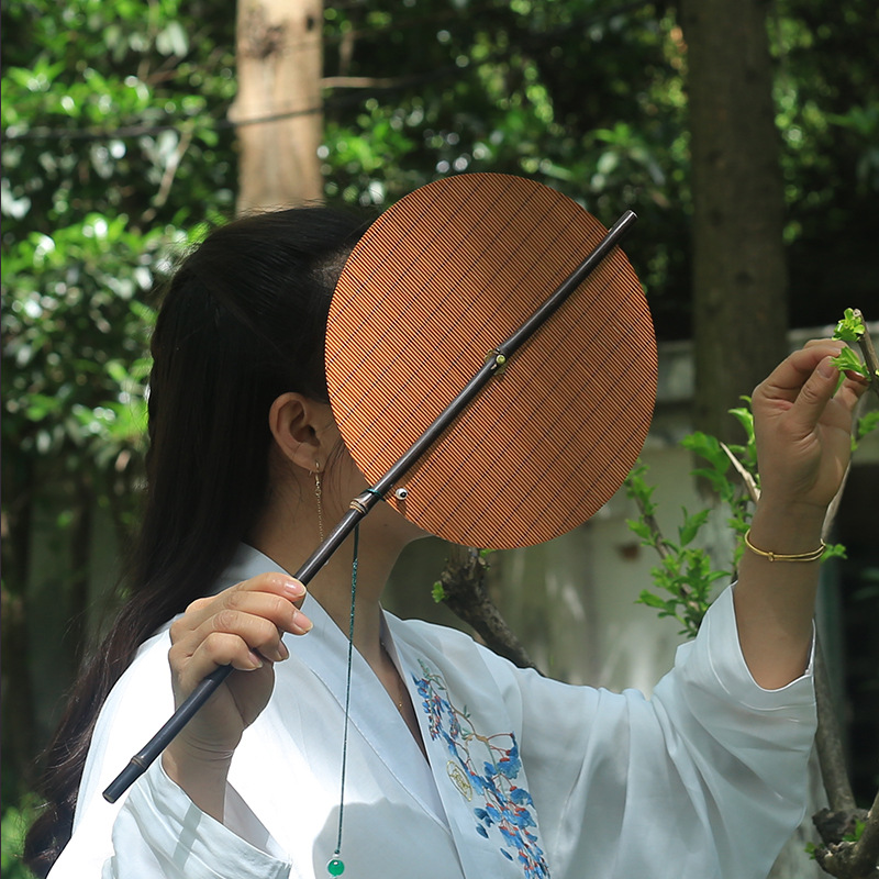 The ancient style purple bamboo waist fan Chinese wind roll fan can be folded and carried with you in summer with a handmade classical Chinese Hanfu fan. 