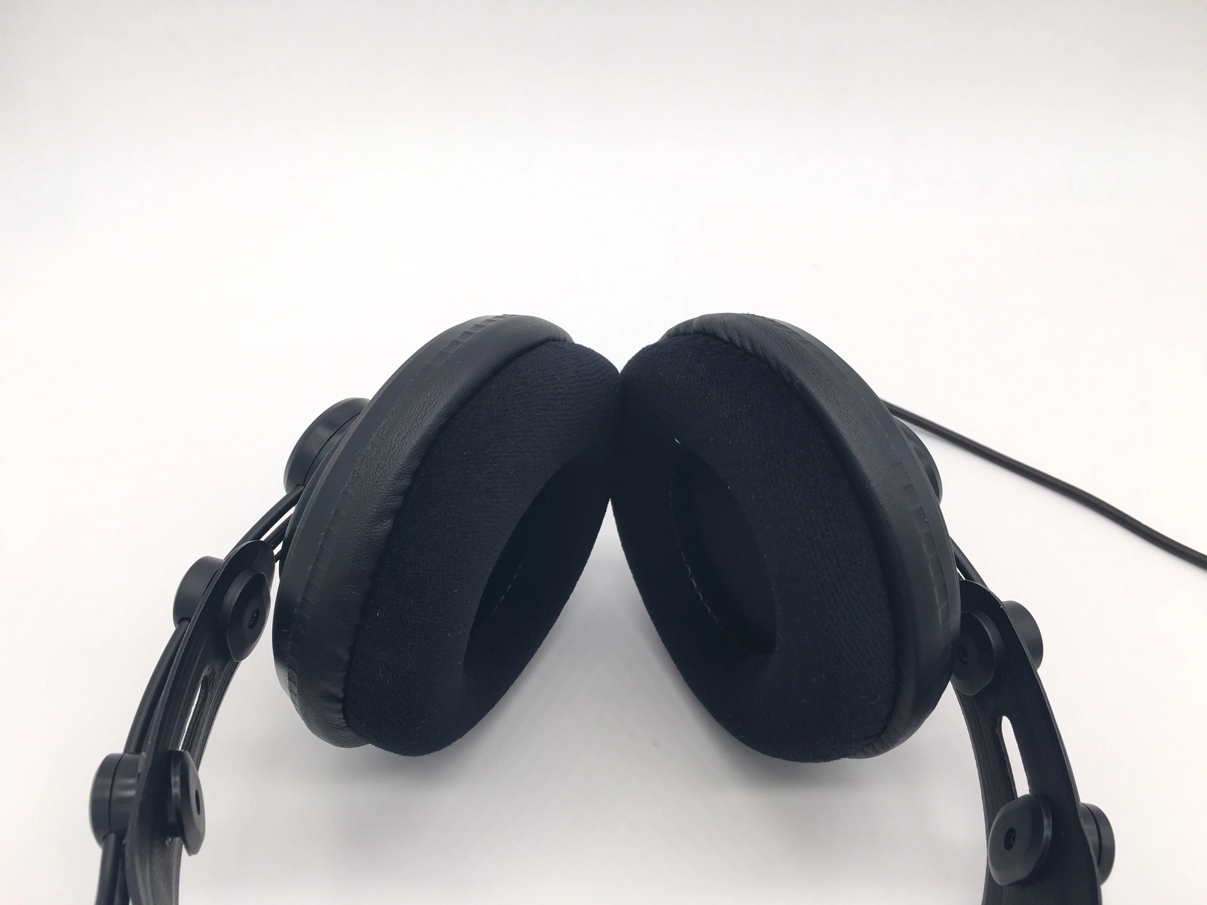 Samson SR850 Semi-Open-Back Studio Headphone monitoring headset with velour ear pads for studio recording hi-fi monitoring. 