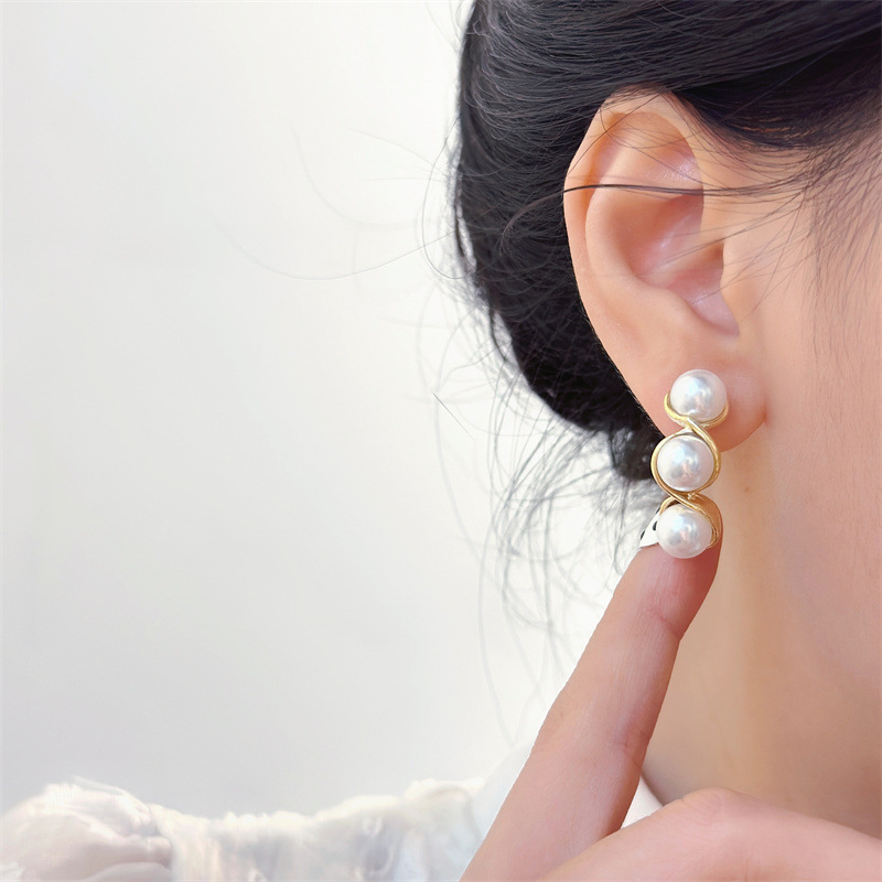 French temperament pearl earrings women's golden pea ins beaded niche twist design sense versatile unique earrings