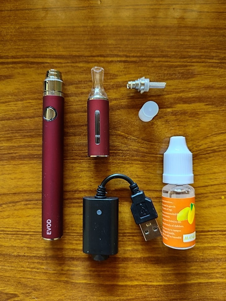CE100 Vape Pen Type high  Quality performing Vape E cigarette  with juice free 1 liquid Red Color. 