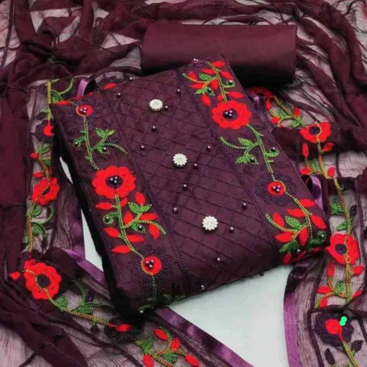 Pantiessiz qizlar, orqa korinish Biseksual va trans orgiyalar