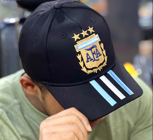 Casquette for Sale avec l'œuvre « Argentine championne de la Coupe du monde » de l'artiste OnTargetSports