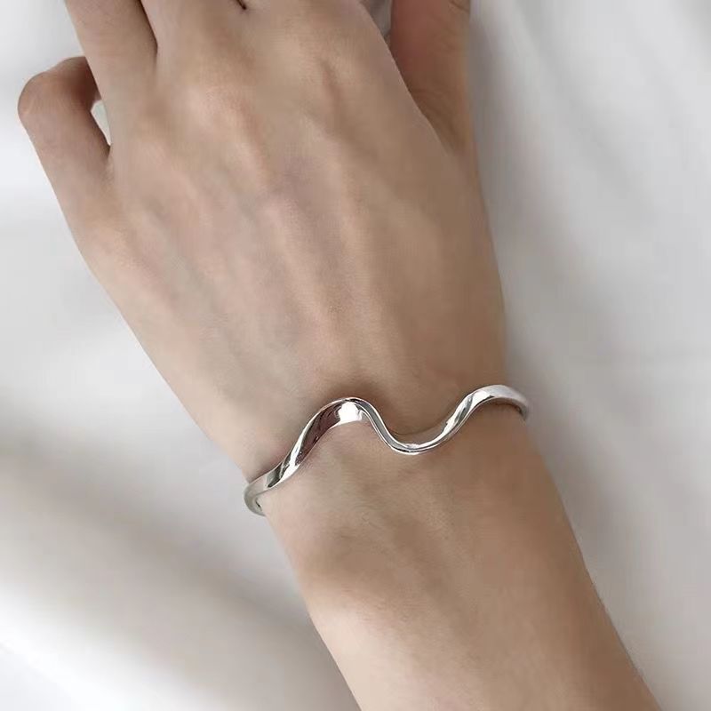 S925 silver-plated bracelet for women, simple Moebius twisted bracelet, glossy wave bracelet, open bracelet, hand jewelry