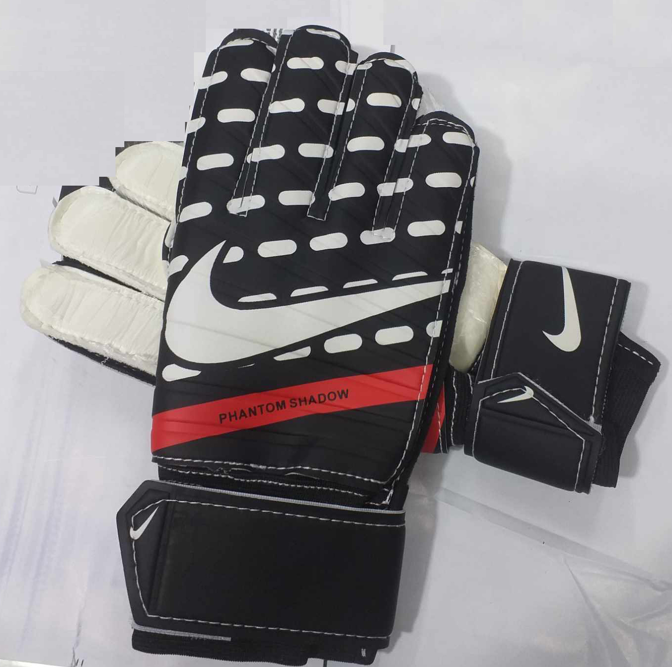 Football Gloves - Enhance Your Control And Durability On The Field In Any Weather Condition With These Football Gloves Featuring Advanced Grip Technology.. 