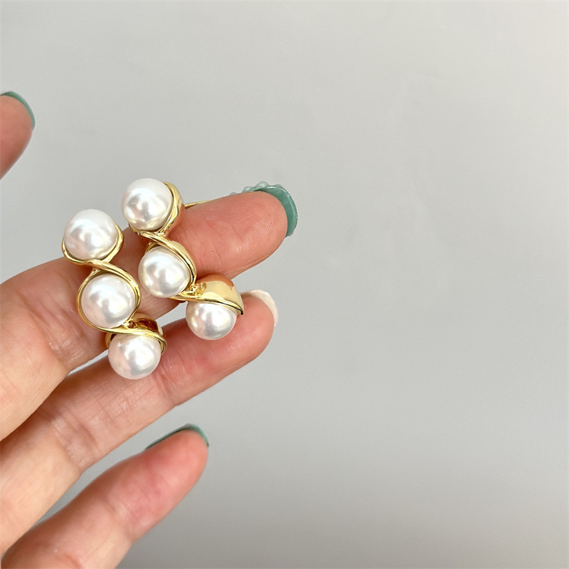French temperament pearl earrings women's golden pea ins beaded niche twist design sense versatile unique earrings. 