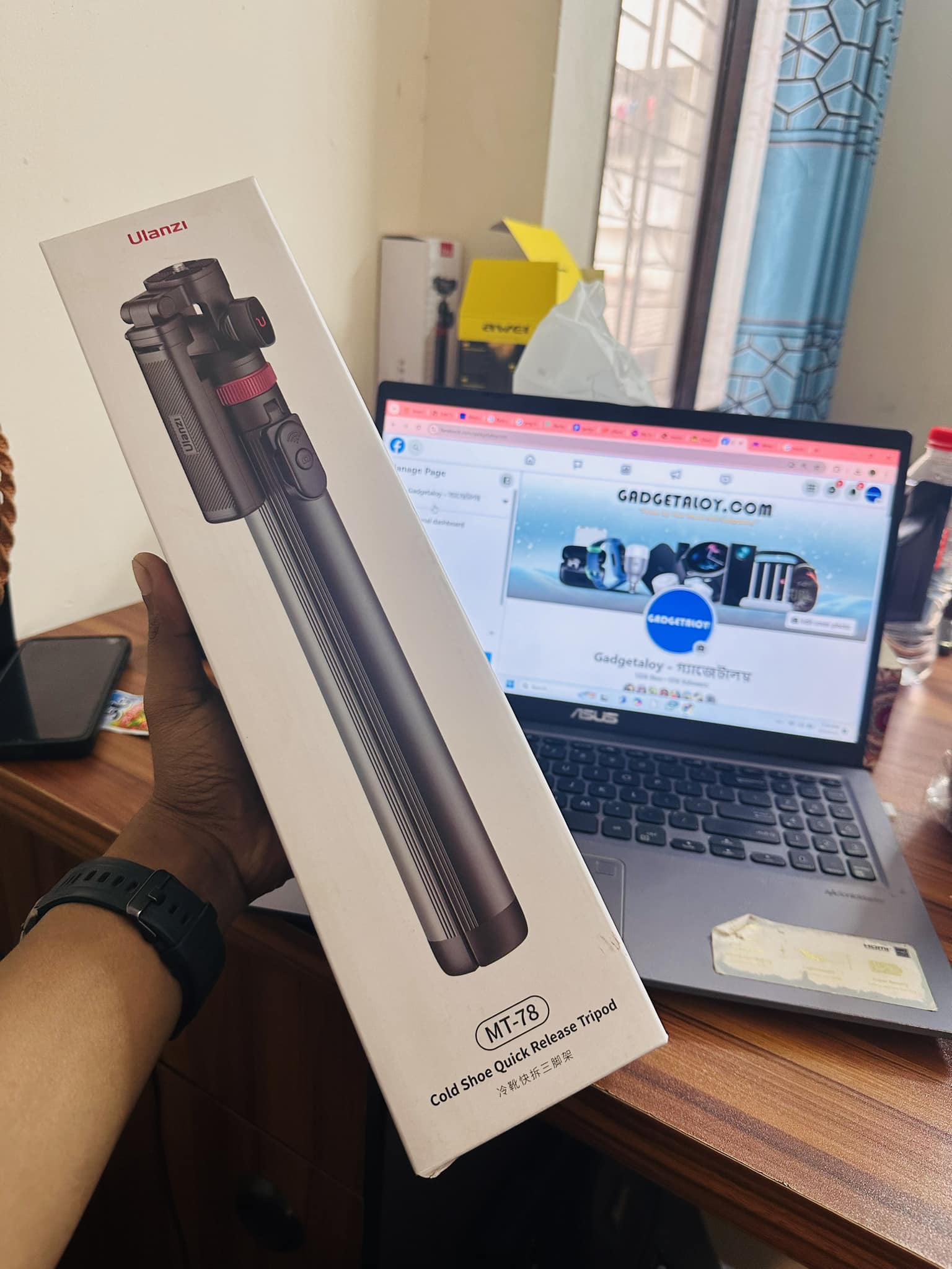 Ulanzi MT-78 Quick Release Camera Tripod with Cold Shoe Mounting System, Smartphone Holder, Remote Shutter Button, and 7-Section Extendable Height up to 185cm for Live Streaming, Vlogging, Photography. 