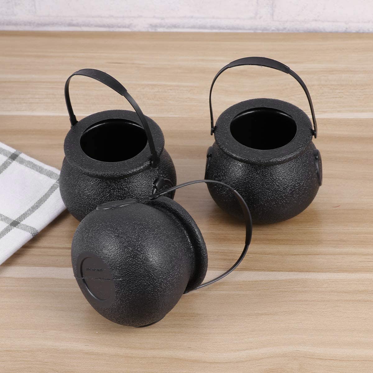 10Pcs Black Cauldron Candy Holder Pot with Handle Halloween Candy Bucket Kettle Mini Black Witch Cauldron for Halloween. 