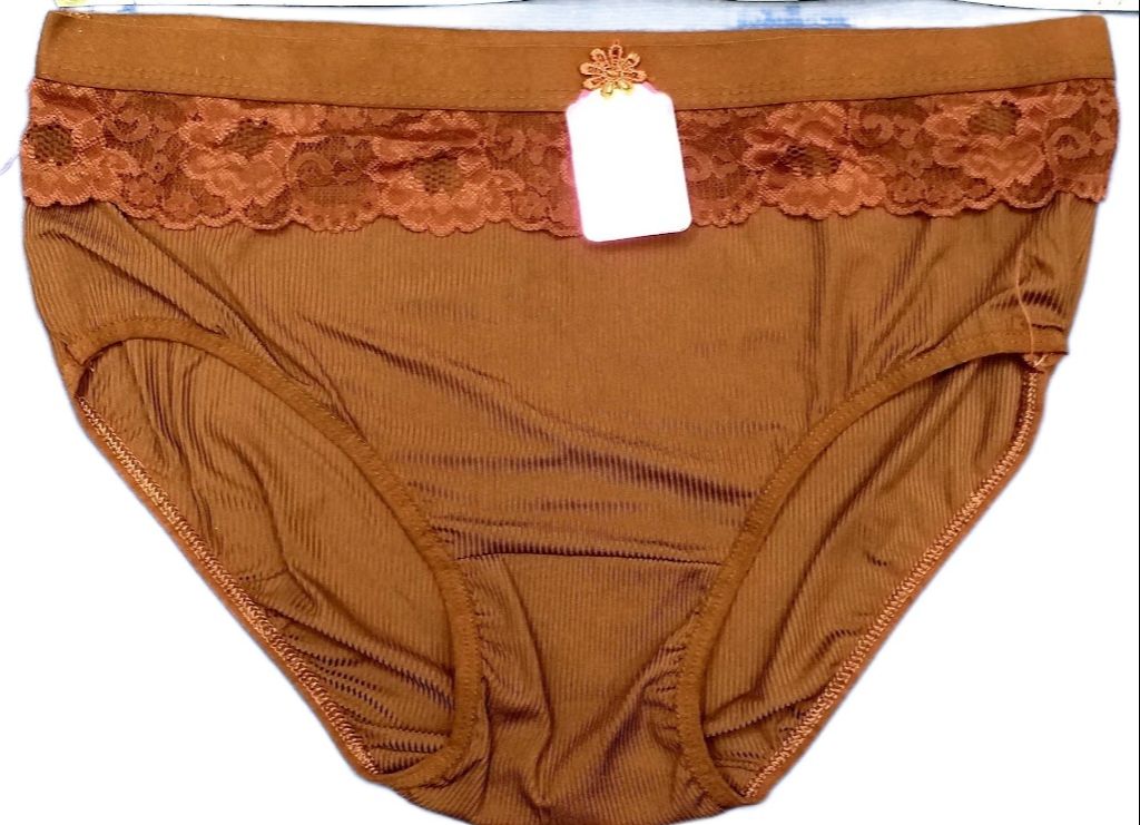 Mini yubka va paypoqda külot kiymaydi.