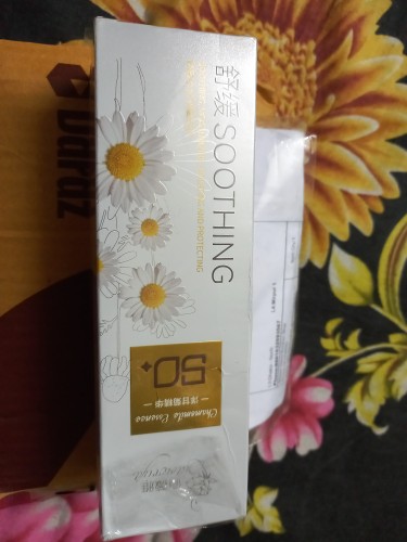 Chamomile Essence Shoothing, Moisturizing, Isolating And Protecting Sunscreen Spray SPF 50+. 