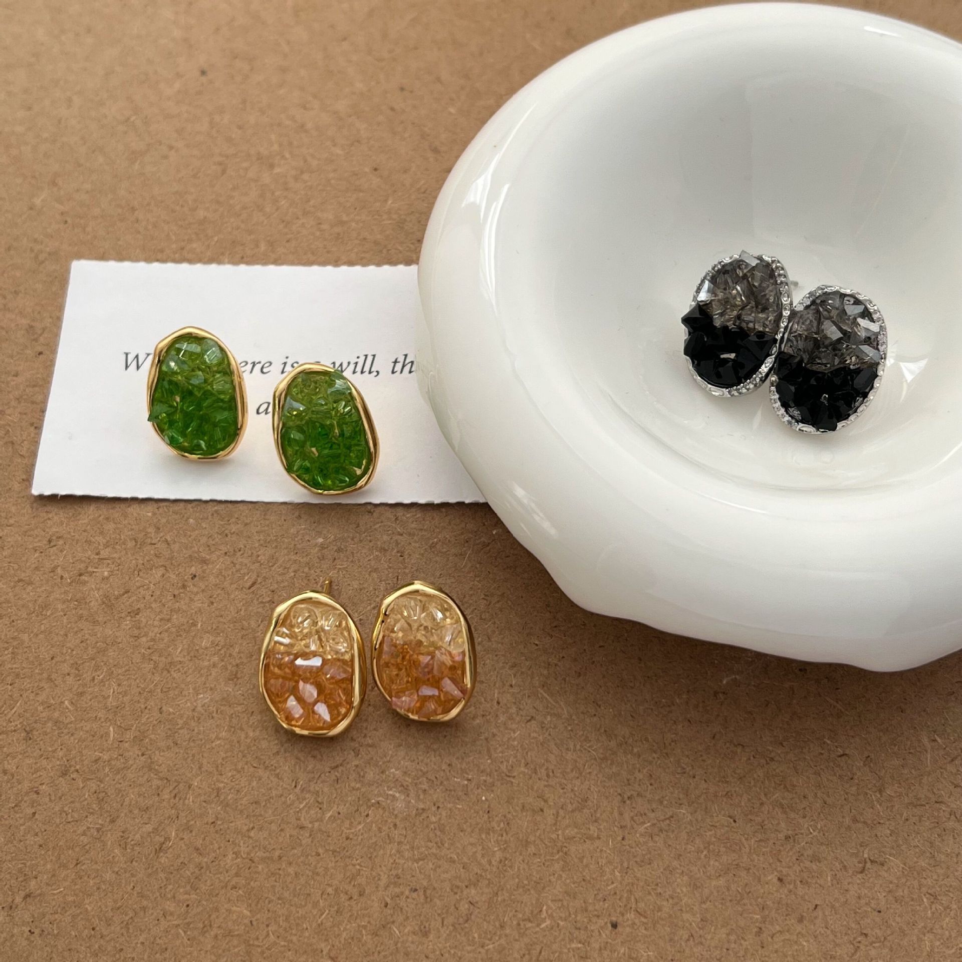 Sense of luxury, irregular crystal black earrings, women's autumn and winter stud earrings, retro Hong Kong style temperament, winter with coat. 