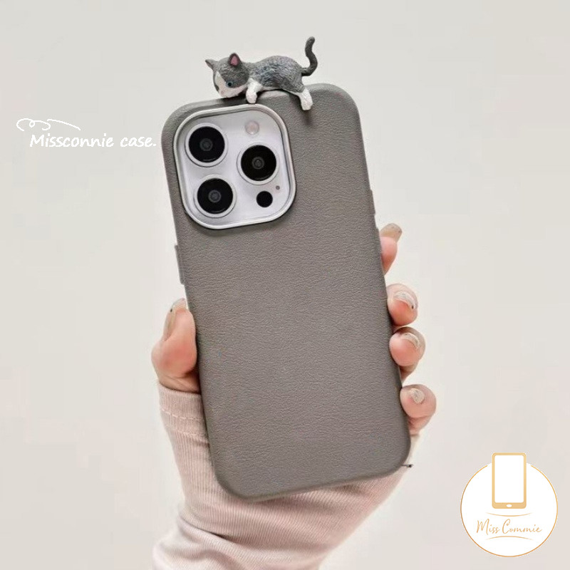 Cartoon Kitten Lovely 3D DIY Doll Cat Case Compatible for IPhone 16 11 12 15 14 13 Pro Max XR X 15 14 16 Plus XS Max Simple Solid Color Luxury Metal Lens Frame Leather Texture Case. 