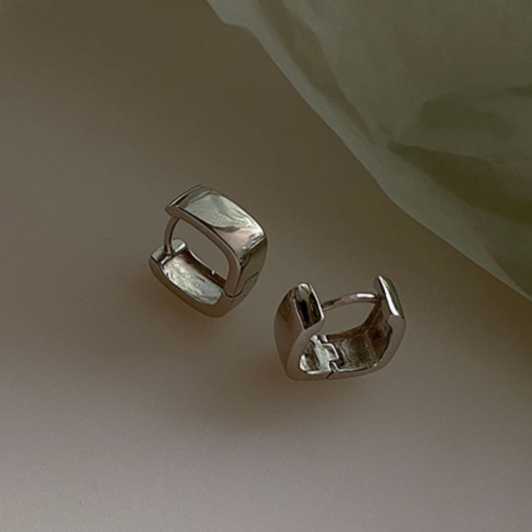 Japanese and Korean s925 silver needle square earrings for men, buckle type, wide square, personalized, easy to wear without taking off earrings for women