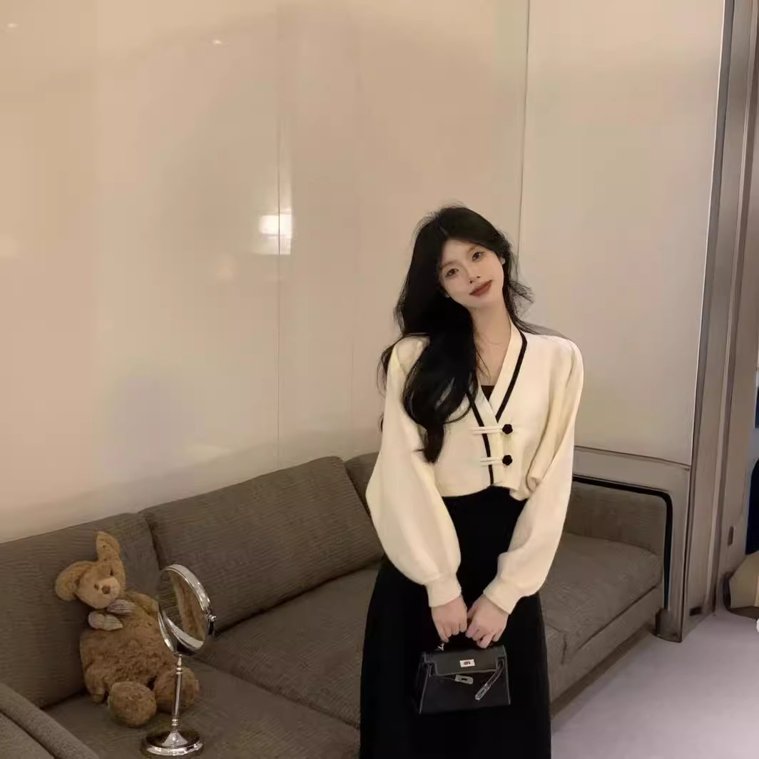 The new Chinese style disc buckle knitted cardigan women's spring milk soft glutinous texture V-neck sweater jacket tide. 