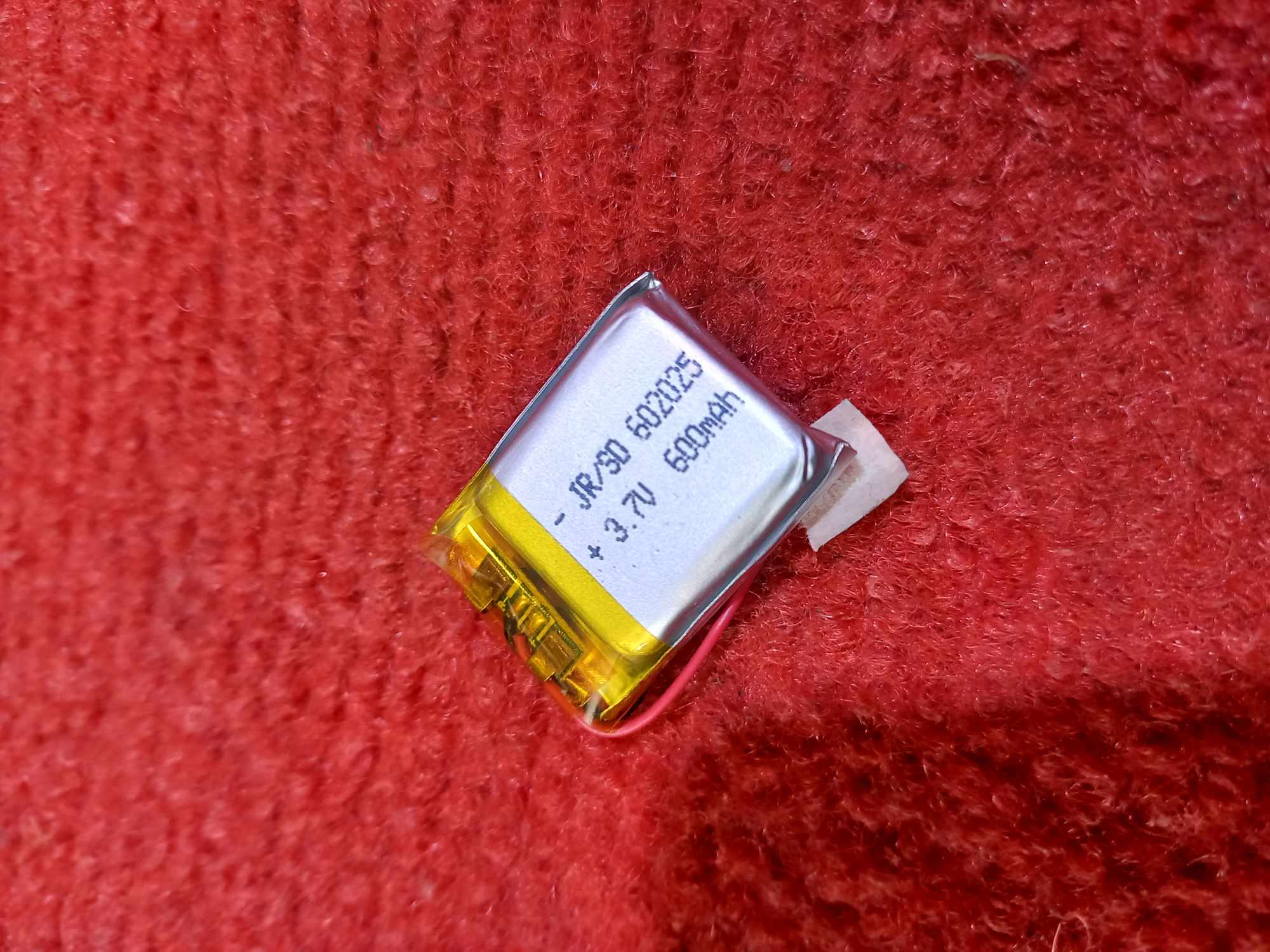 600mah 3.7v Smart Bluetooth Rechargeable Battery  600mAh Battery Size 20 x 25 x 6 mm Lithium Polymer For Bluetooth Earphone Battery. 