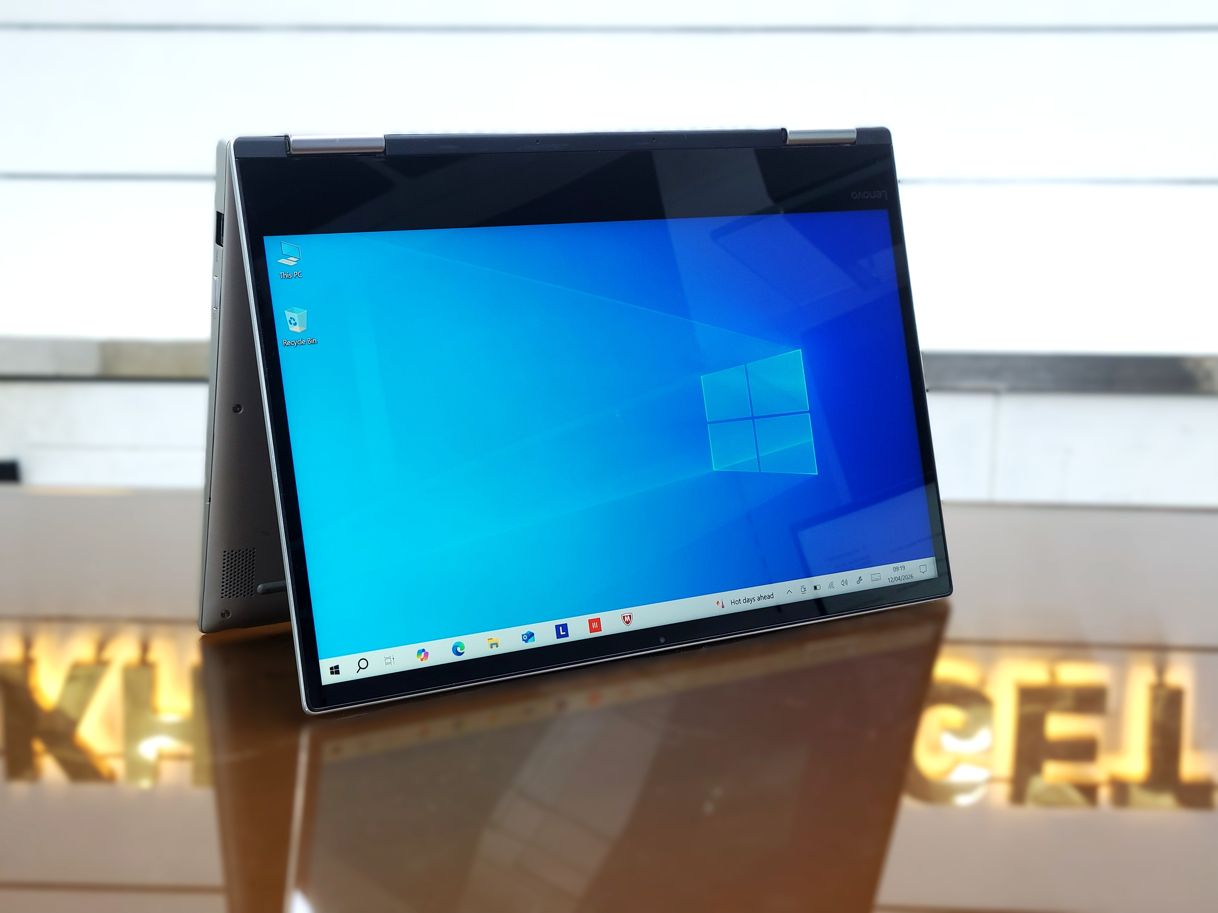 Lenovo Yoga 720 (2-in-1) 13IKB - (Platinum Silver) Core i5-7200U 256/8 13.3" (1920x1080) X360 | G.Touch