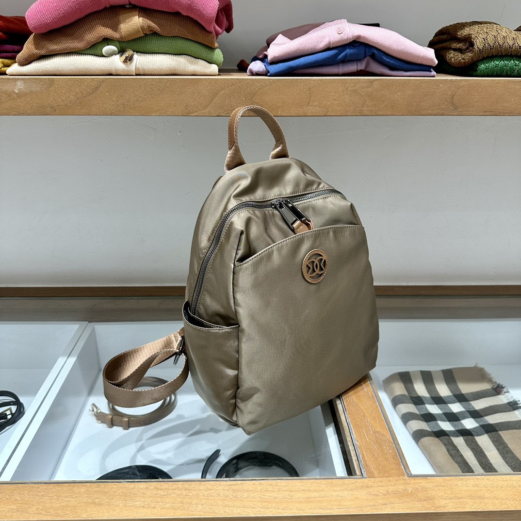 The new summer niche travel backpack is a high-end large-capacity commuter backpack and oxford cloth is casual and versatile. 