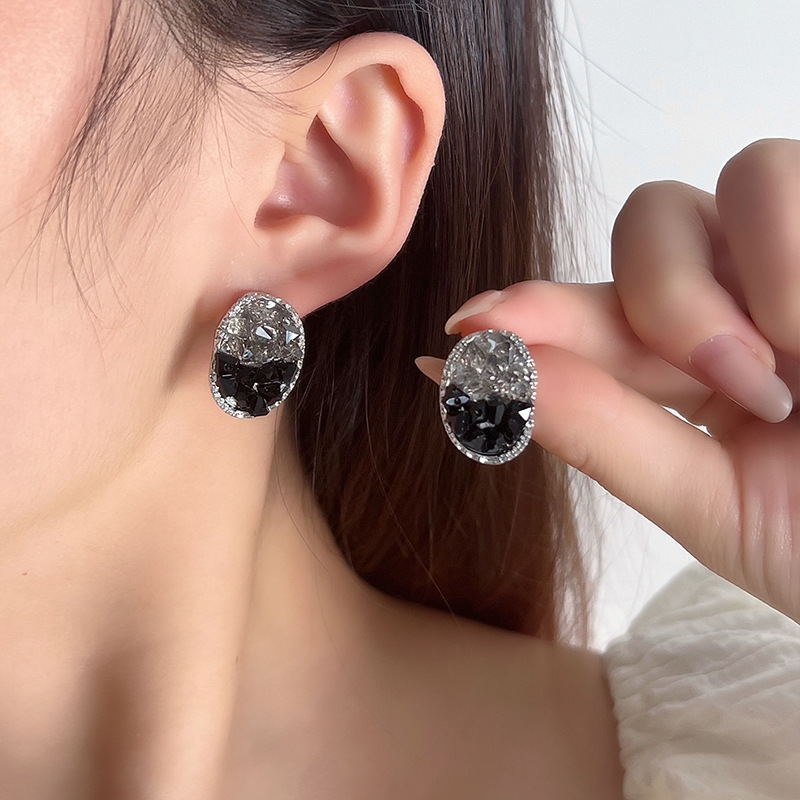 Sense of luxury, irregular crystal black earrings, women's autumn and winter stud earrings, retro Hong Kong style temperament, winter with coat