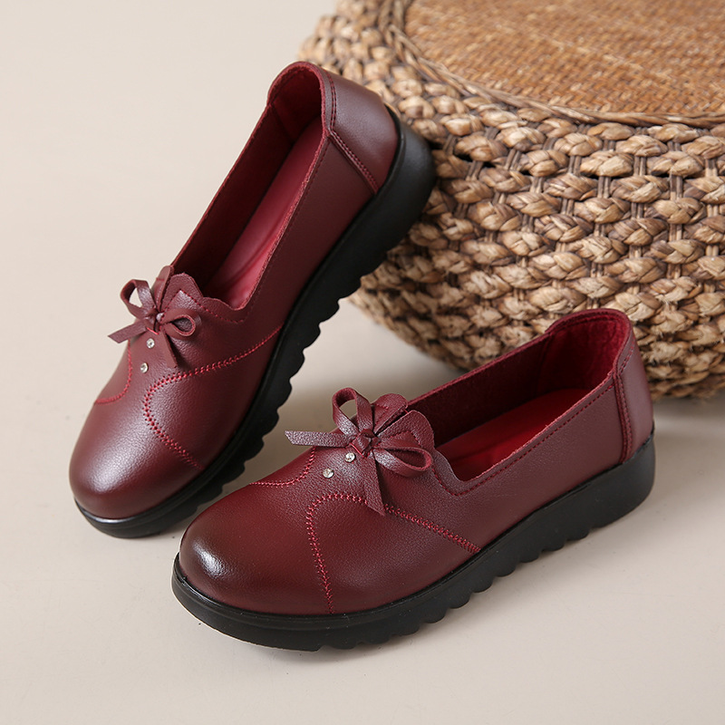Leather mom shoes spring and autumn women's single shoes, non-slip leather shoes, flat women's shoes, casual shoes for the middle-aged and elderly, comfortable black work shoes. 