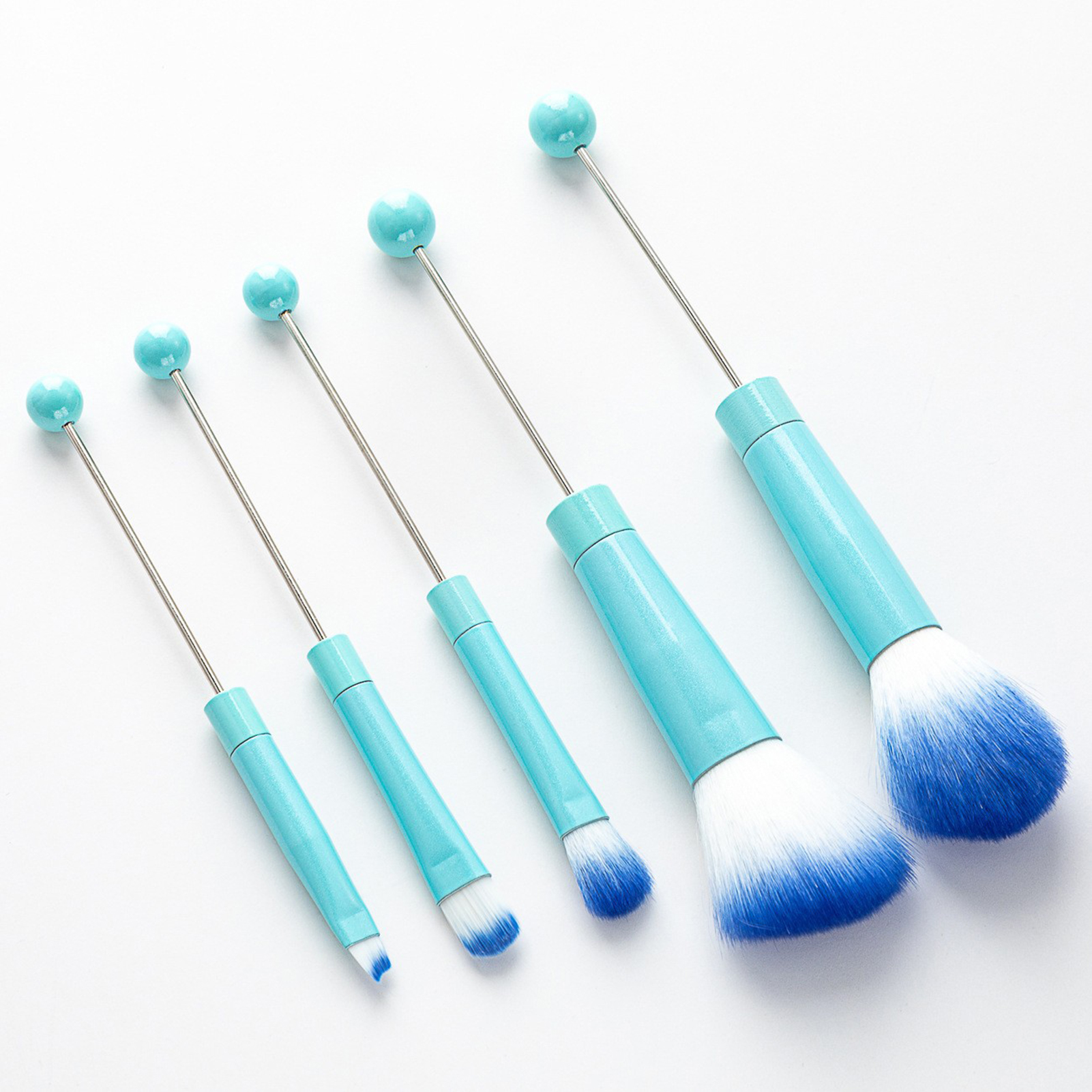Vividaea T makeup brush set is made of synttic fiber and metal handles, soft texture, no odor, and can bexed well with eye shadow, foundation, eyebrow er, etc.. 
