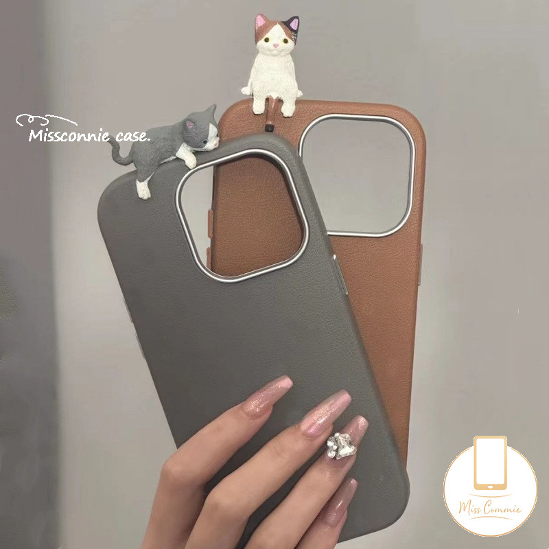 Cartoon Kitten Lovely 3D DIY Doll Cat Case Compatible for IPhone 16 11 12 15 14 13 Pro Max XR X 15 14 16 Plus XS Max Simple Solid Color Luxury Metal Lens Frame Leather Texture Case. 