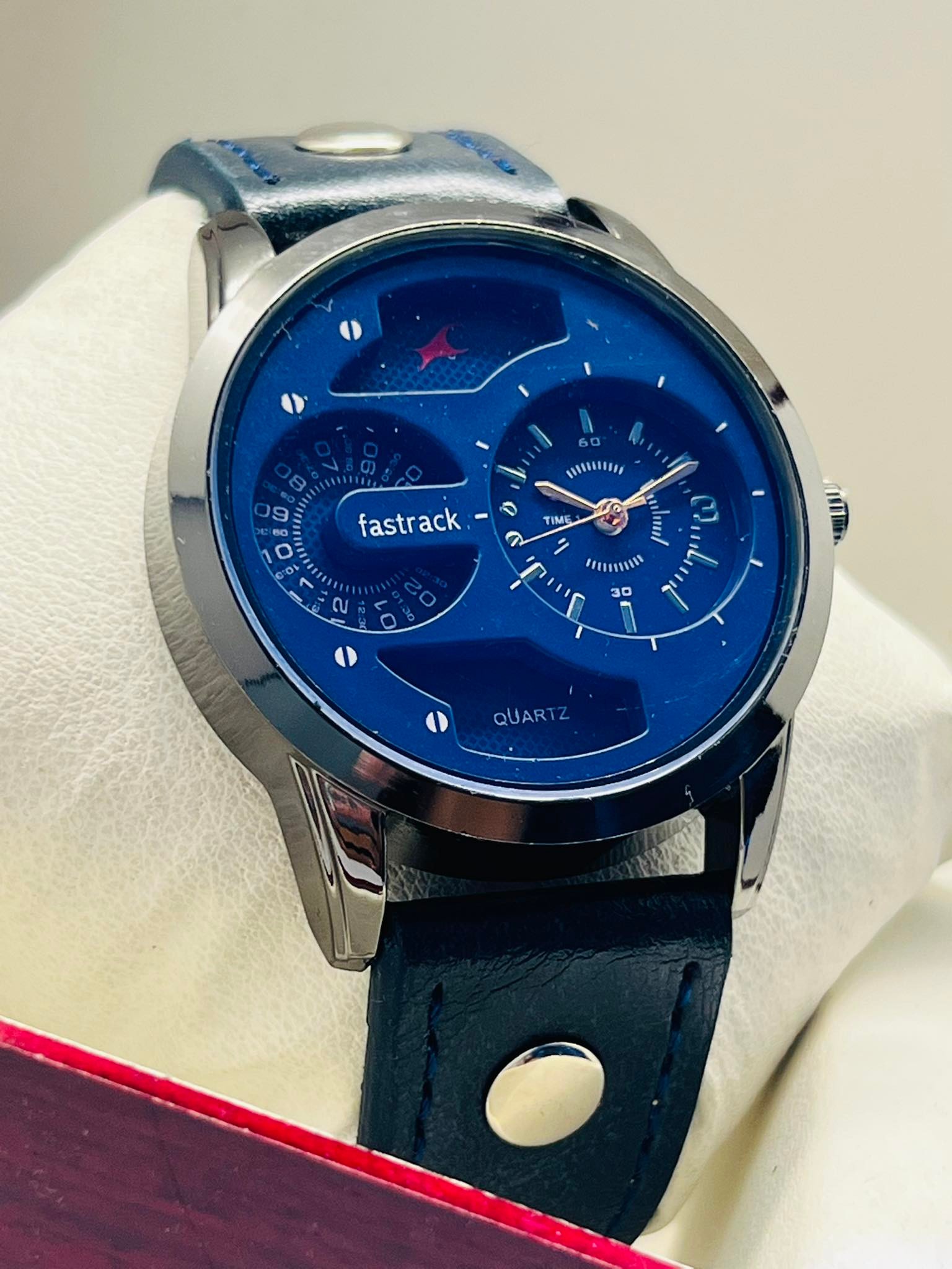New Leather Analog Sports Watch for Men -  with a round shape and a pu leather strap with men's standard size. 