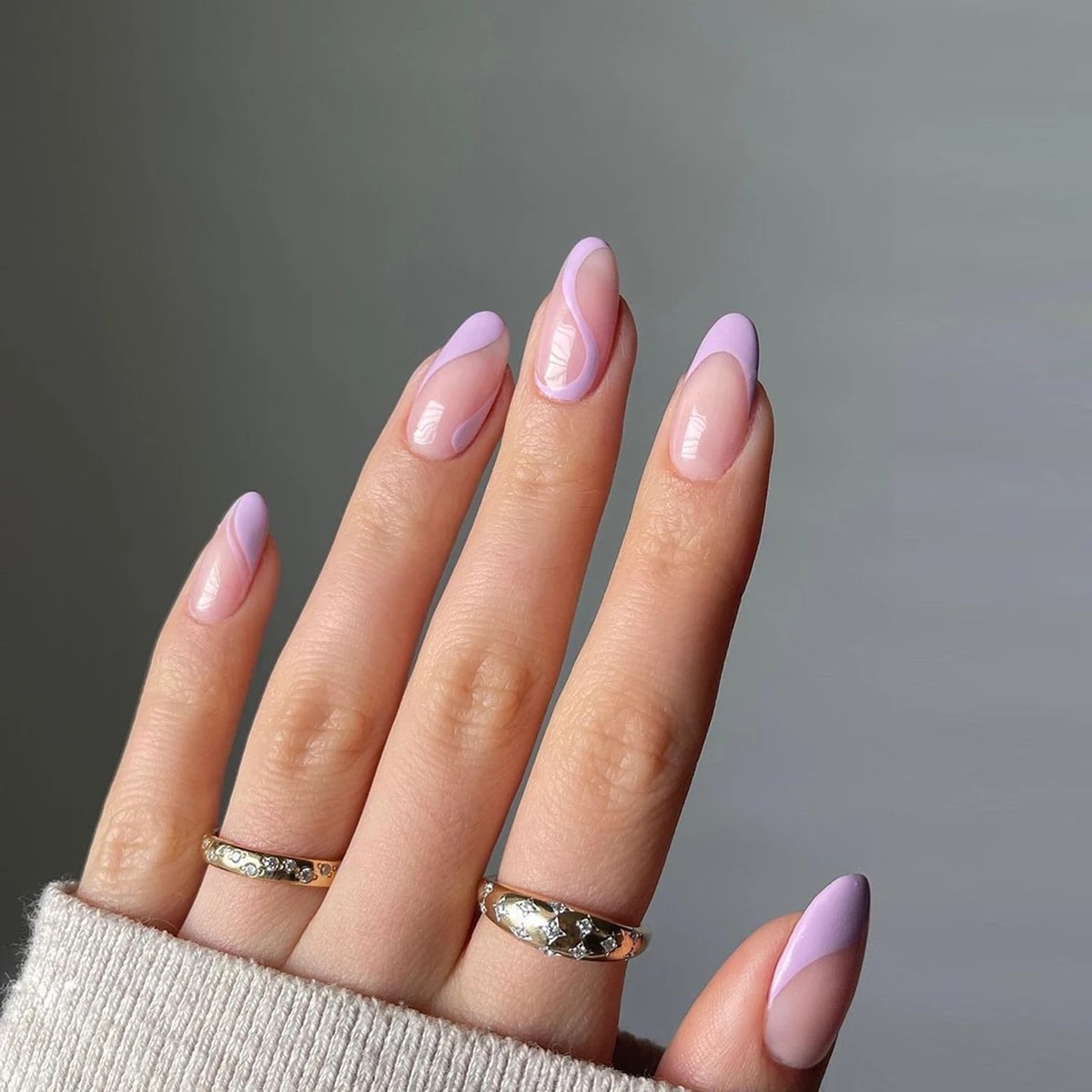 The New24pcs False Nail Wearable Gold Solid Color Almond Shaped Fingernails Finished Removable and Reusable Nail Patch. 