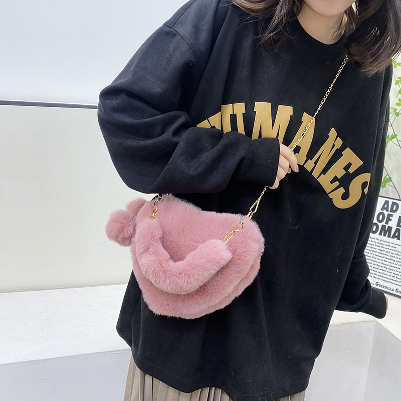 Korean version of plush heart-shaped peach heart bag autumn and winter new plush bag ins one-shoulder cross-body hand-chain women's bag. 