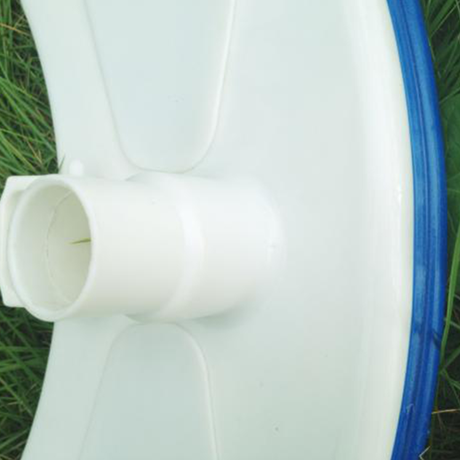 Swimming Pool Vacuum Head with Swivel Hose Connection and Clip Handle Pool Flexible Cleaning Brush Pool Surface Cleaning Tools Removes Debris Clean Corners. 
