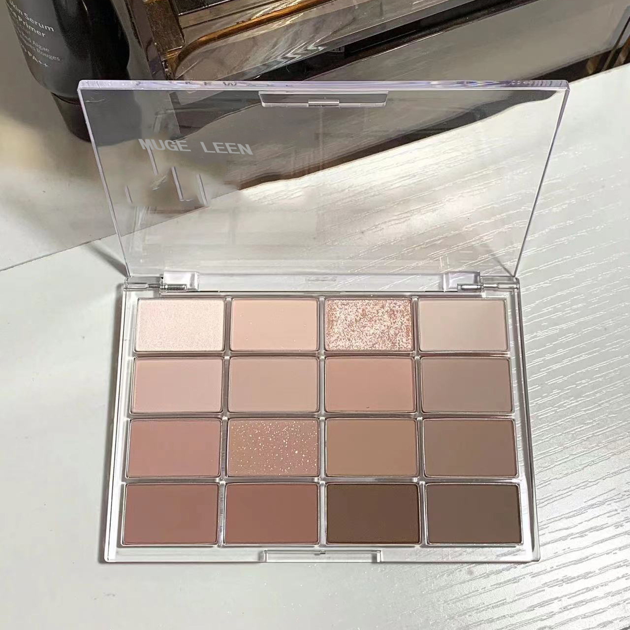 MUGE LEEN AWAKENS THE SIXTEEN-SHADE EYESHADOW PALETTE WITH MATTE PEARLESCENT FINE SHIMMER AND LOW SATURATION EARTHY TONES FOR EVERYDAY EYESHADOW PALETTES. 