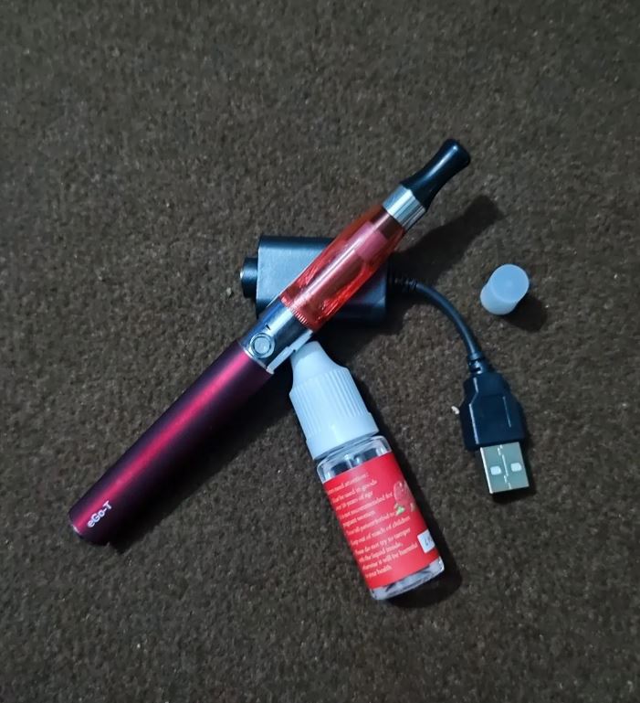 CE100 Vape Pen Type high  Quality performing Vape E cigarette  with juice free 1 liquid Red Color. 