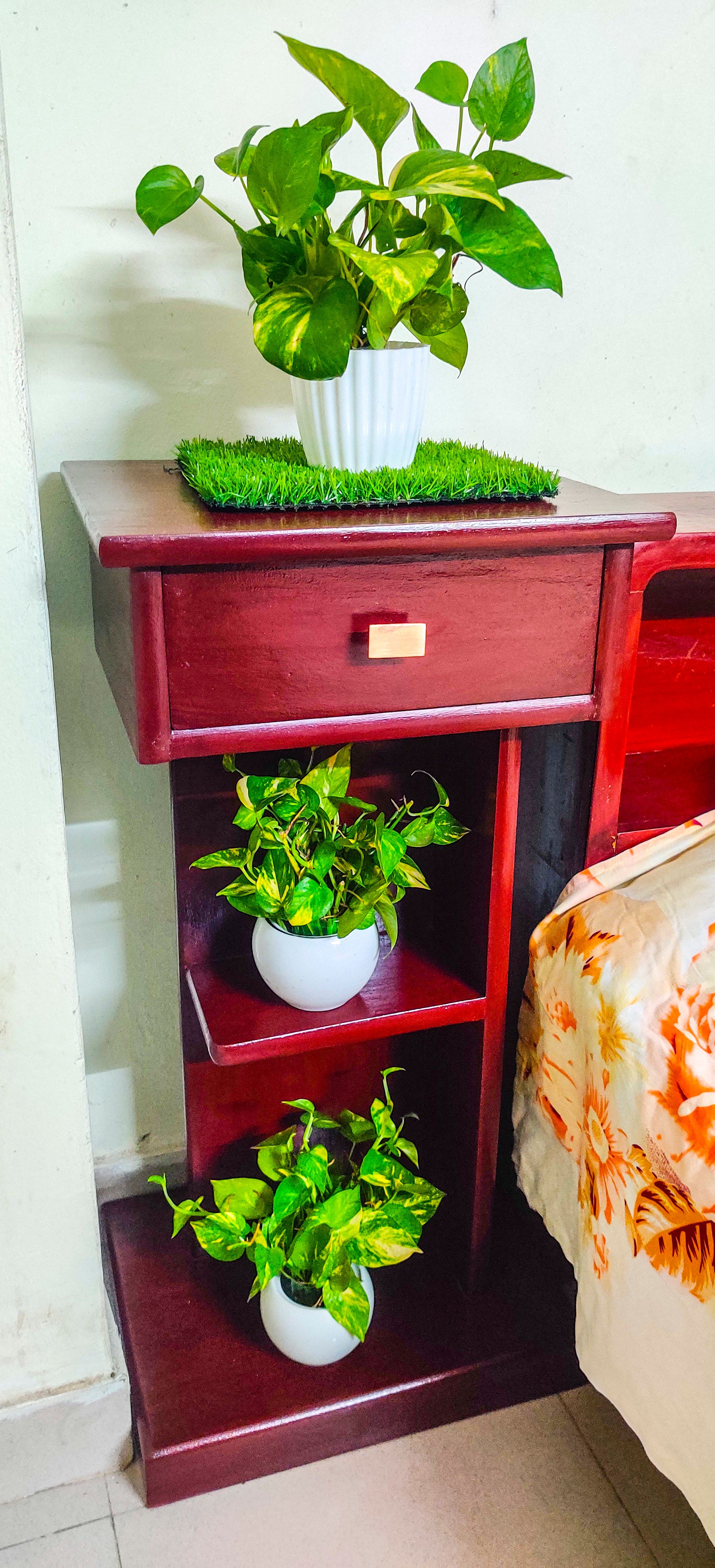 Luxury Wooden Showpiece Stand