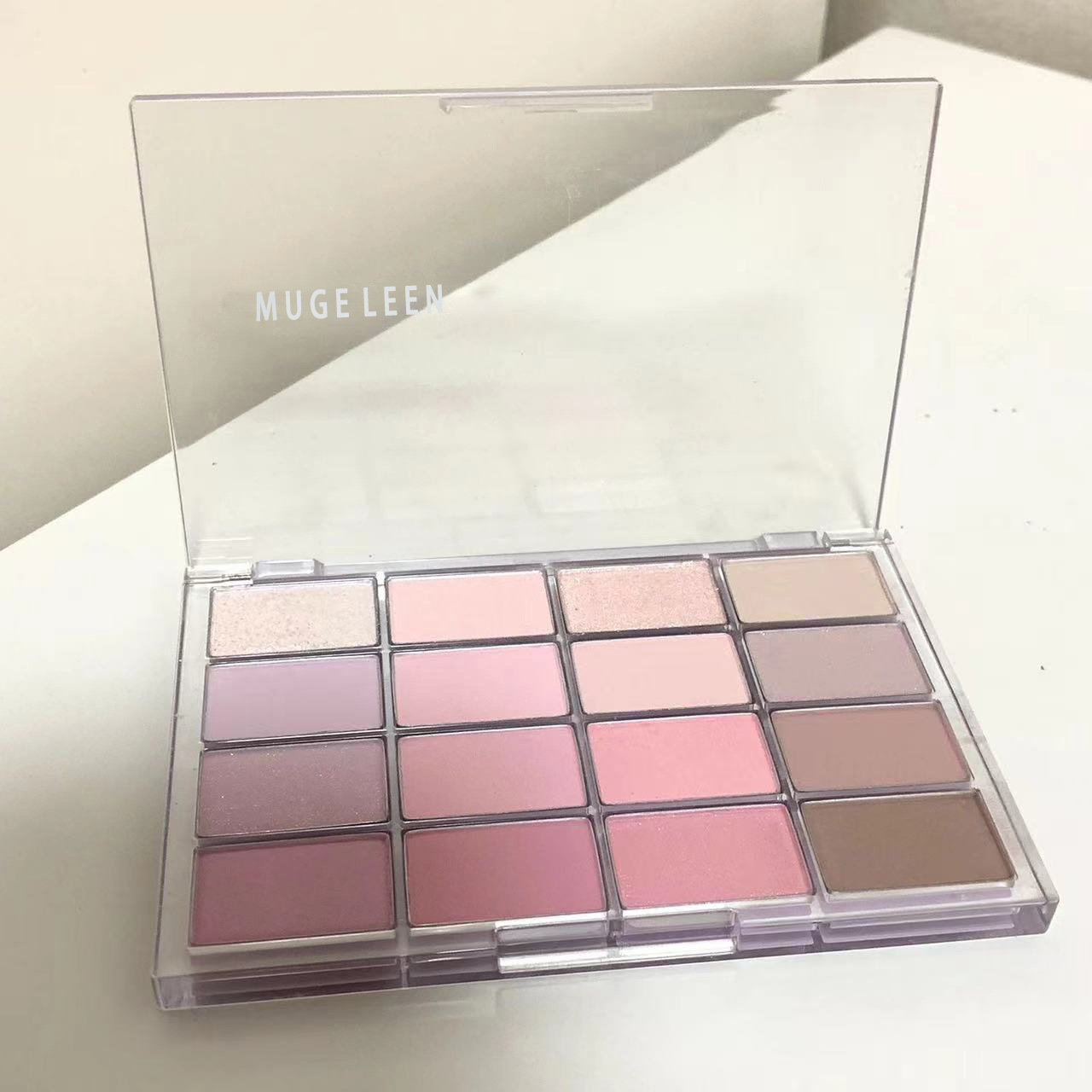 MUGE LEEN AWAKENS THE SIXTEEN-SHADE EYESHADOW PALETTE WITH MATTE PEARLESCENT FINE SHIMMER AND LOW SATURATION EARTHY TONES FOR EVERYDAY EYESHADOW PALETTES. 