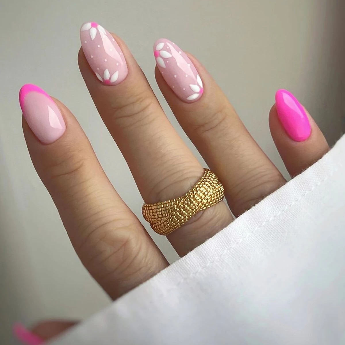 The New24pcs False Nail Wearable Gold Solid Color Almond Shaped Fingernails Finished Removable and Reusable Nail Patch. 