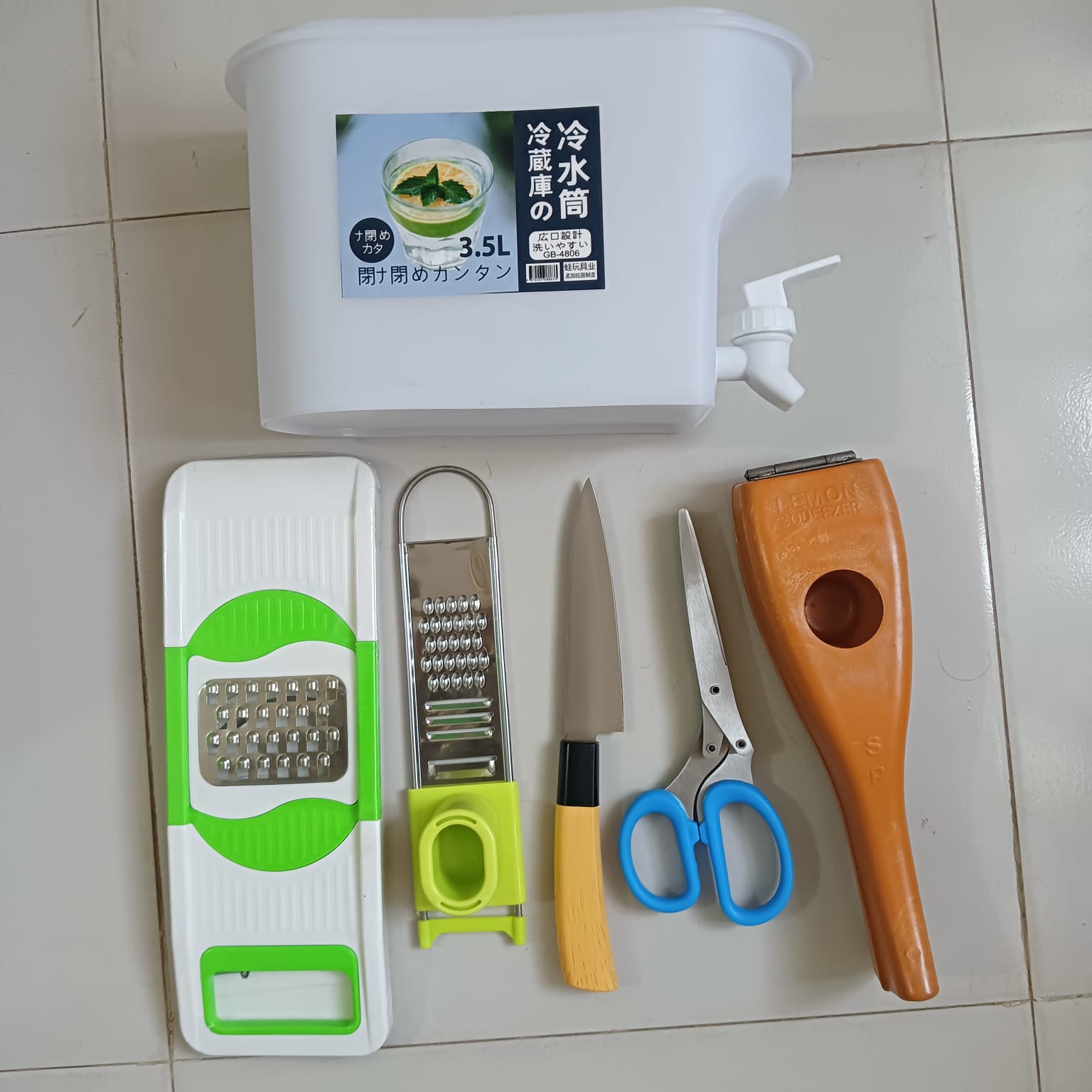 6 in 1 combo pack kitchen vegitable cutter set for all purpous slicer cutter gratter squicher container. 