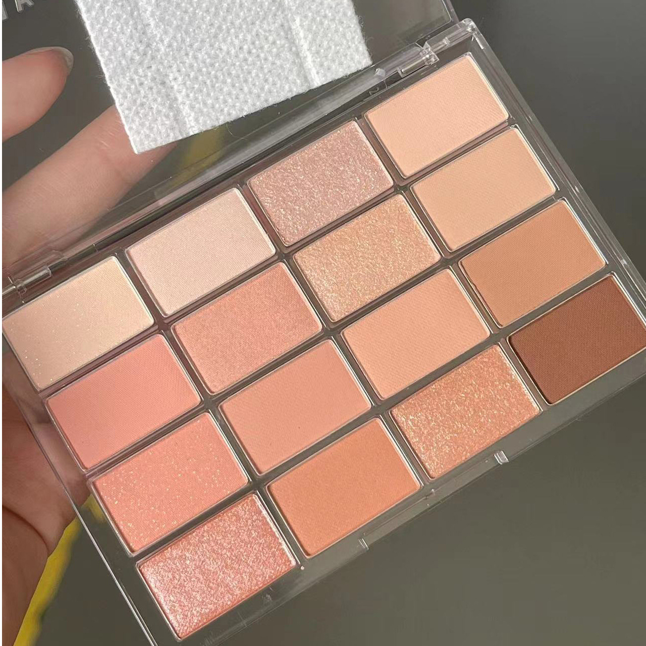 MUGE LEEN AWAKENS THE SIXTEEN-SHADE EYESHADOW PALETTE WITH MATTE PEARLESCENT FINE SHIMMER AND LOW SATURATION EARTHY TONES FOR EVERYDAY EYESHADOW PALETTES. 
