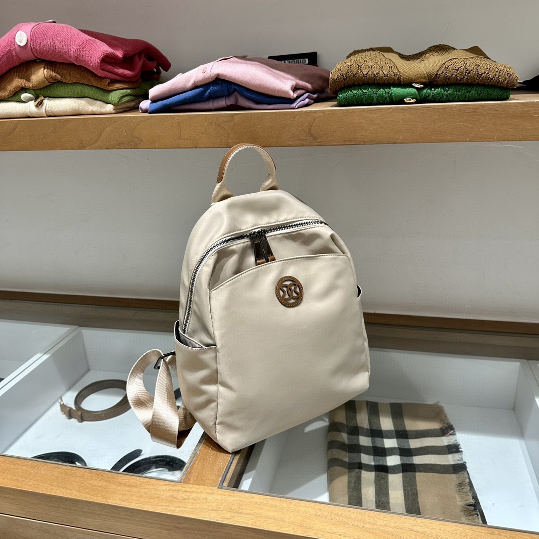 The new summer niche travel backpack is a high-end large-capacity commuter backpack and oxford cloth is casual and versatile. 