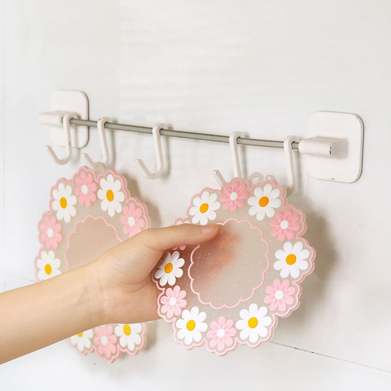 1Pcs 2Colors Small Fresh Daisy Silicone Insulation Pad Pvc Table Mat High Temperature Resistant Scalding Pot Mat Flower Coasters. 