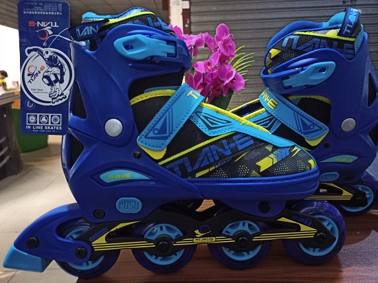 skate shoes inline adjustable(size 34-44). 