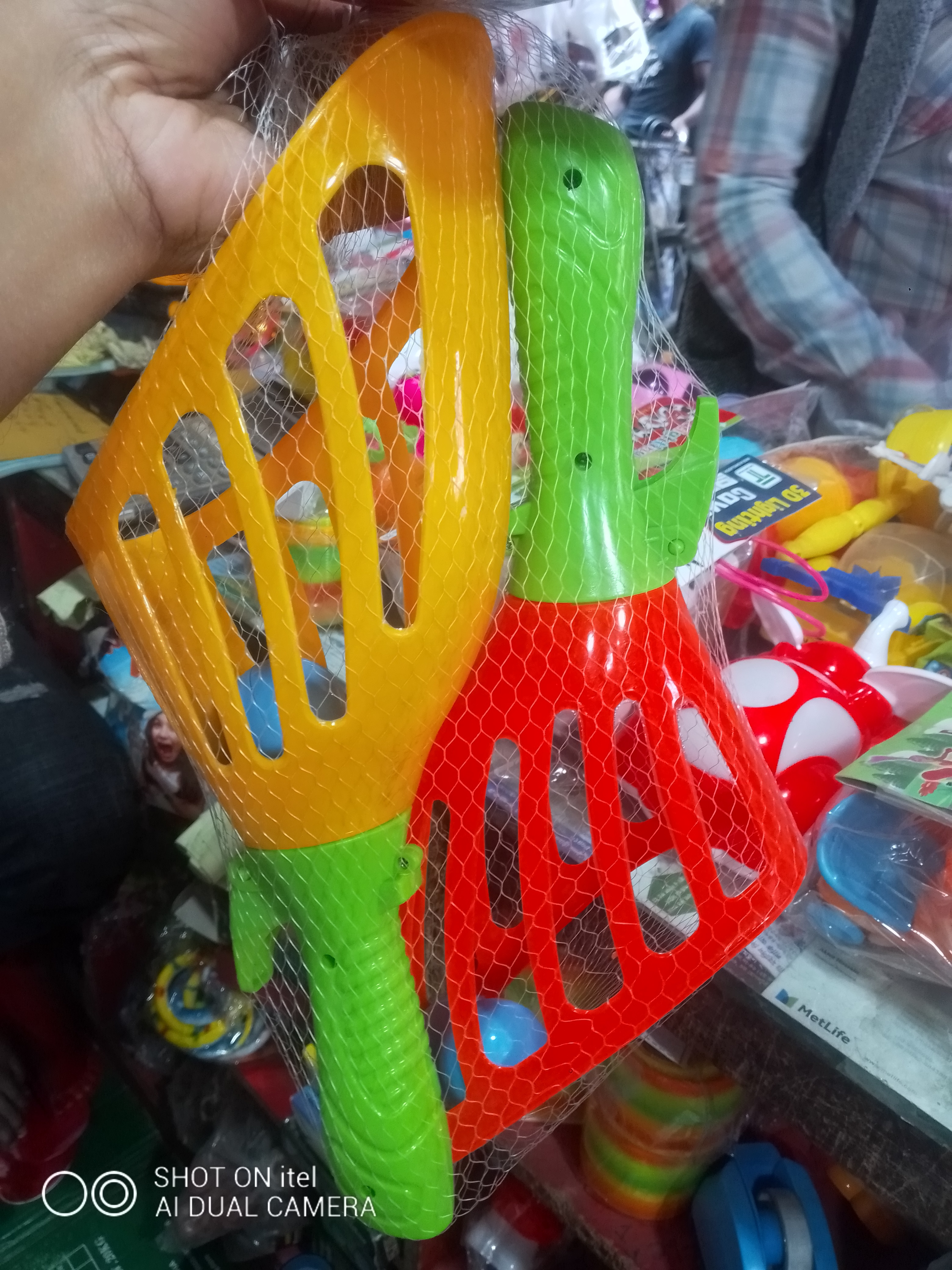 Kids Toss & Catch Ball Game Set, Catcher Scoop Toss Toy for Children Outdoor Garden Backyard Play Activity - 2 Rackets 4 Balls