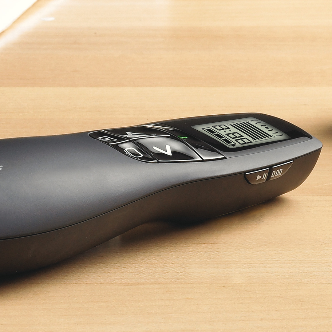 Logitech Professional Presenter R800, Wireless Presentation Clicker Remote with Green Laser Pointer and LCD Display. 