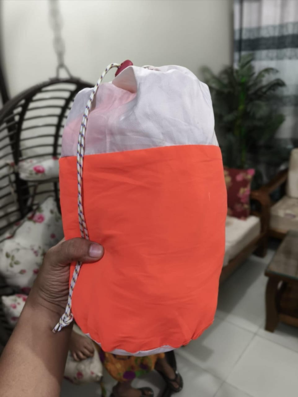 The camping hammock made of parachute fabric, lightweight, portable,  suitable for camping and outdoor activities. Two tree straps and a long rope are available for hanging.. 