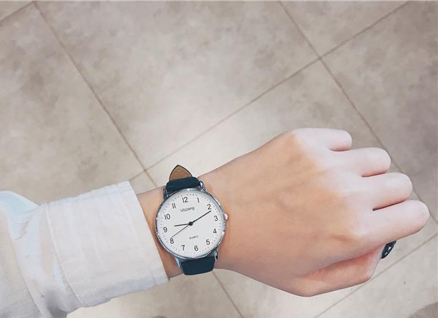 Minimalist style ultra thin Watch (Small Dial). 