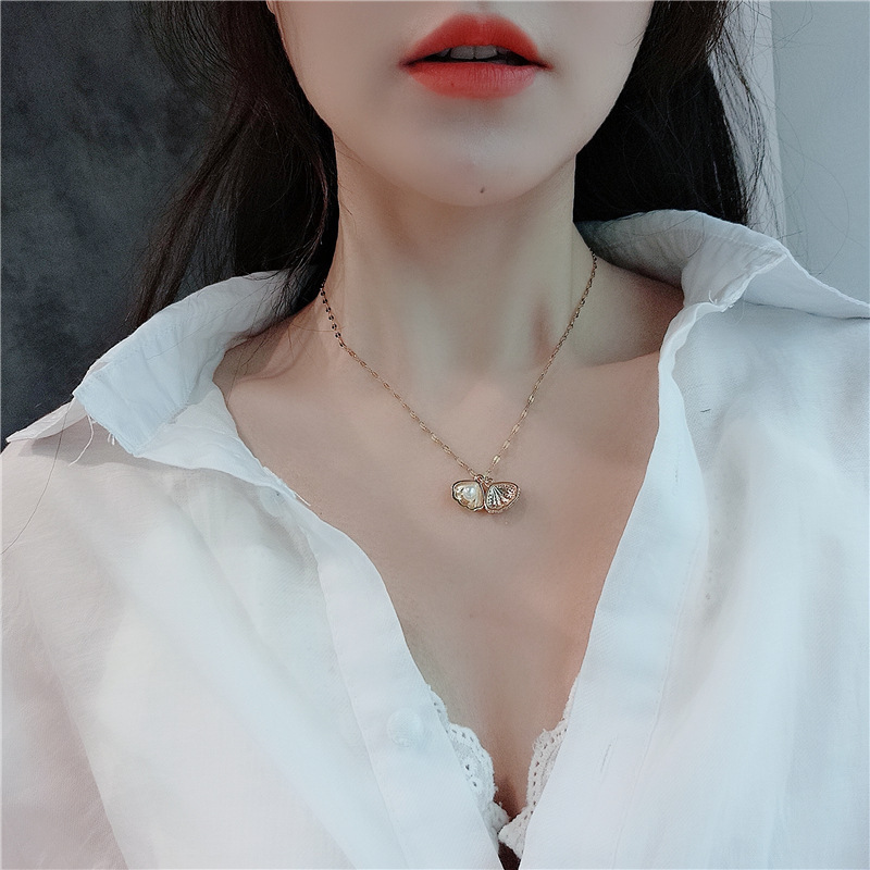 Korean version of 18k rose gold shell pearl pendant does not fade net red diamond clavicle chain niche design sense necklace. 