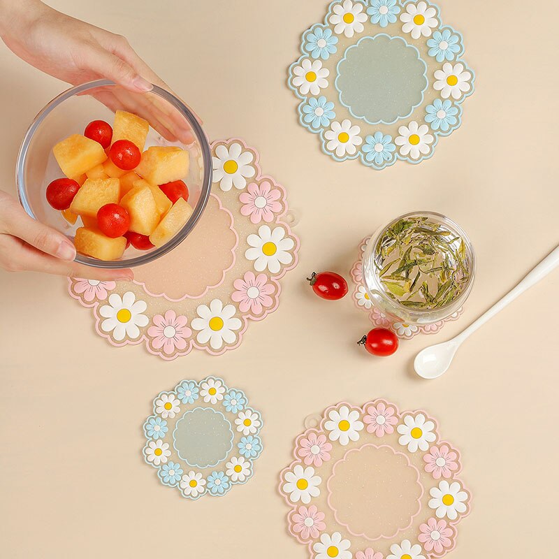 1Pcs 2Colors Small Fresh Daisy Silicone Insulation Pad Pvc Table Mat High Temperature Resistant Scalding Pot Mat Flower Coasters. 