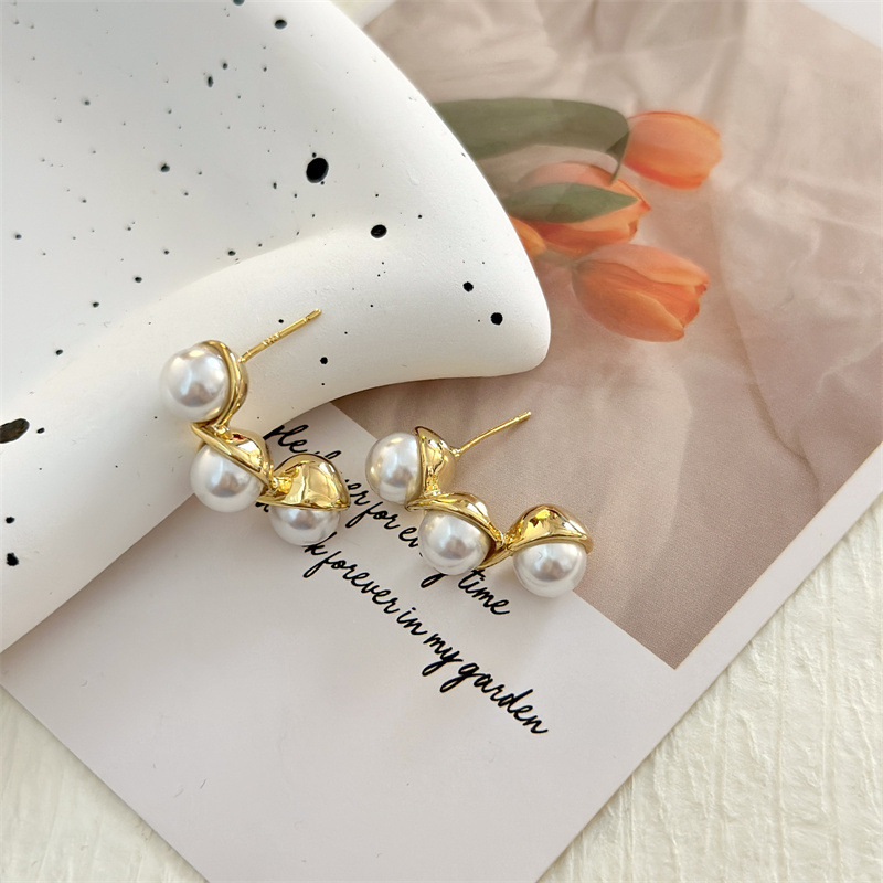 French temperament pearl earrings women's golden pea ins beaded niche twist design sense versatile unique earrings. 