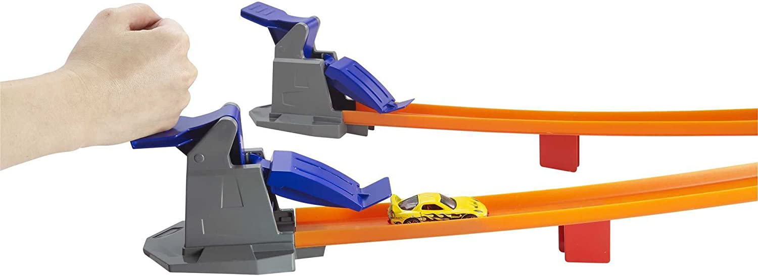 Hot Wheels Super Speed Blastway Track Set, 1 Hot Wheels Car, Dual-Track Racing, 1 or 2 Player, Connect to Other Sets, Toy for Kids 4 Years Old & Up. 
