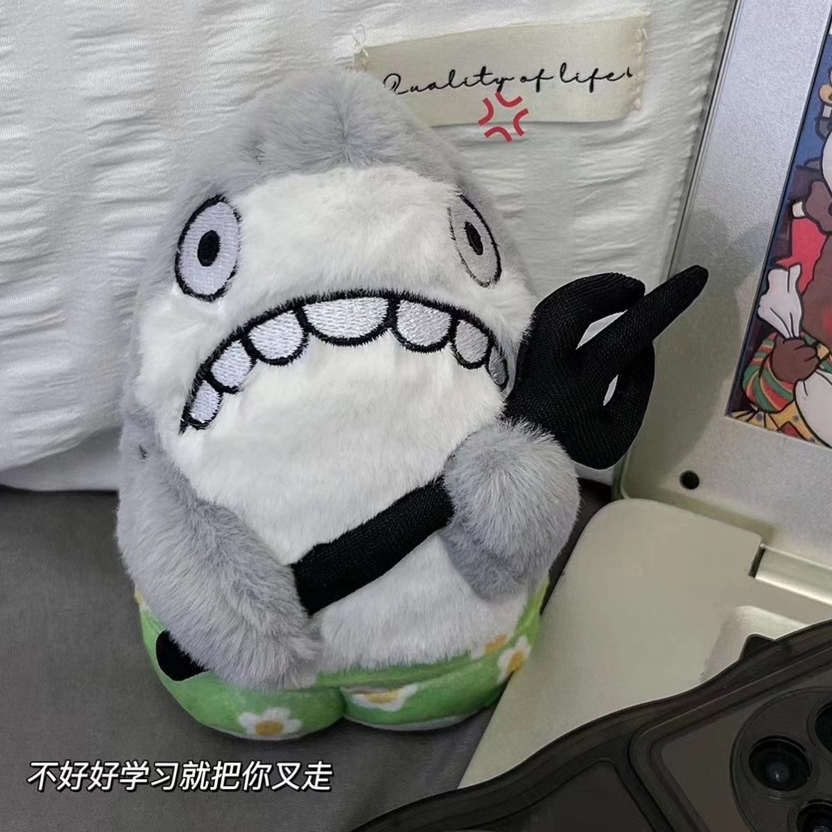 Push Pull ToysSilly fork sand sculpture shark doll Xiaohongshu with the same shark fork bee small pendant plush doll. 